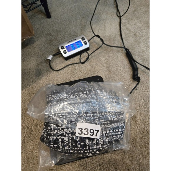 Karl Lagerfeld Paris Blouse Long Sleeve Womens Size Small Button V-Neck Check - Picture 9 of 9